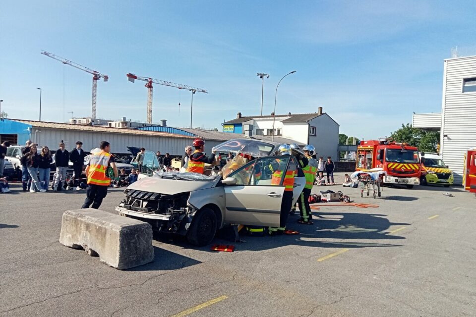 Les pompiers ont entrepris de découper la voiture pour en sortir la conductrice.
