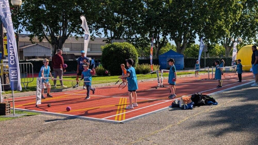 Des mini courts de tennis permettent aux enfants de faire des échanges.