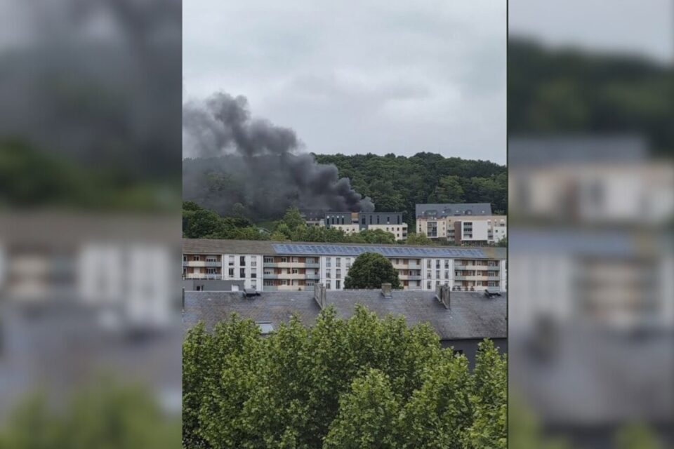 Un incendie est actuellement en cours au niveau du parking d'un immeuble à Darnétal. 