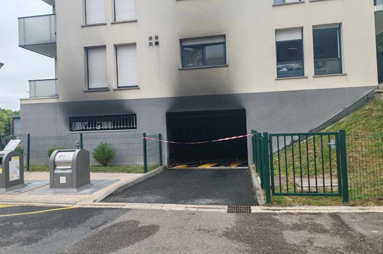 les habitants choqués après un feu dans le parking d'un immeuble près de Rouen
