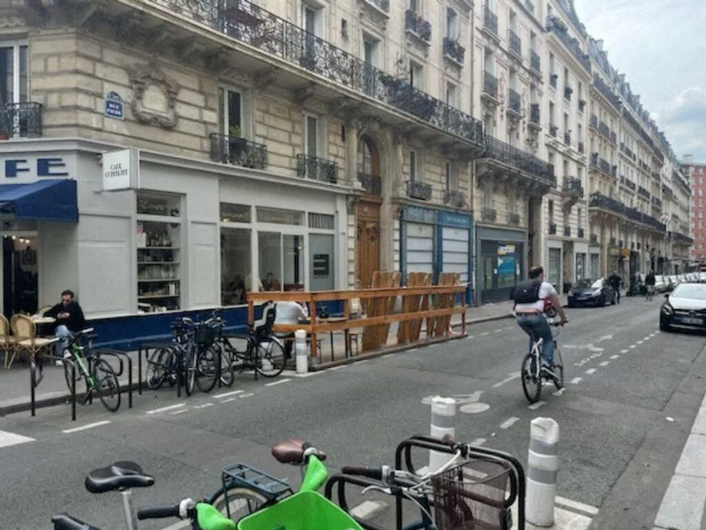 Une femme et un homme échappent à une tentative d'enlèvement en pleine rue à Paris, les auteurs en fuite