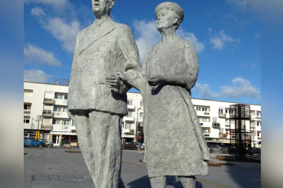 La statue du couple De Gaulle sur la place d'Armes à Calais.