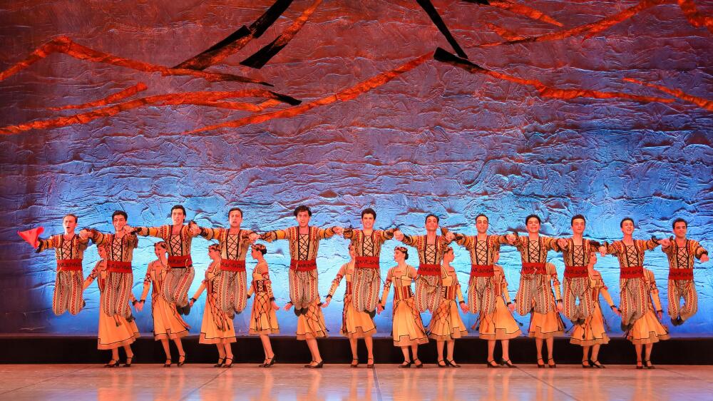 Dimanche à 19h sur la scène du Silo, l'ensemble national de danse d'Arménie "Baregamoutyoun" sera l'invité d'honneur de la JAF qui fête ses 80 ans, pour offrir un spectacle de 2h entre tradition et modernité.