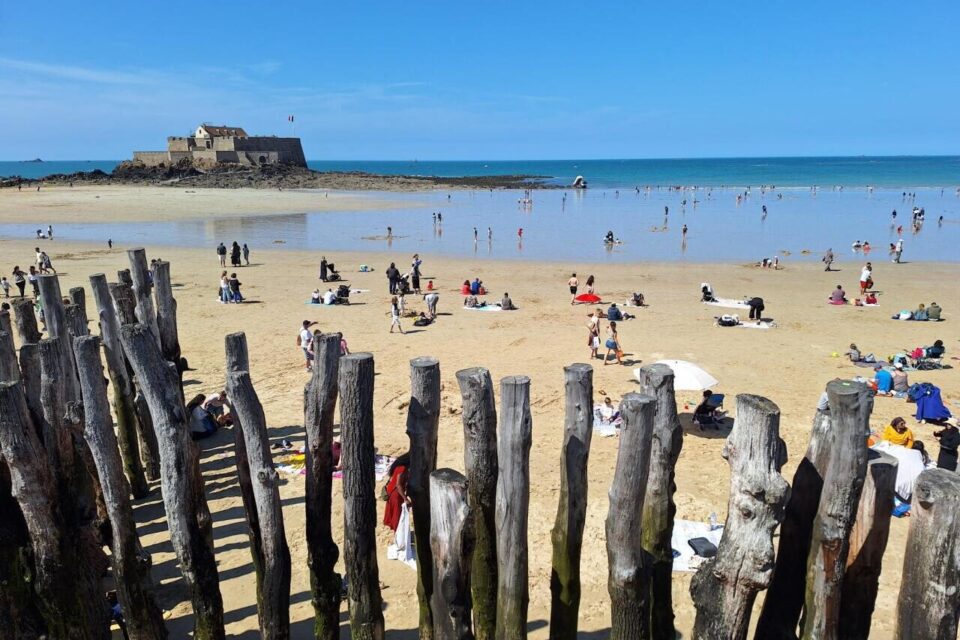Les baigneurs n'ont pas attendu que la mer remonte jusqu'aux brise-lames pour se jeter à l'eau, dans une mer avoinsant les 14 petits degrés.