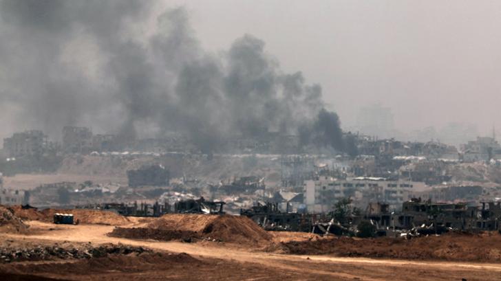 Cette photo prise depuis une position dans le sud d’Israël, montre des volutes de fumée dans la bande de Gaza lors d’un bombardement israélien le 17 mai 2025.