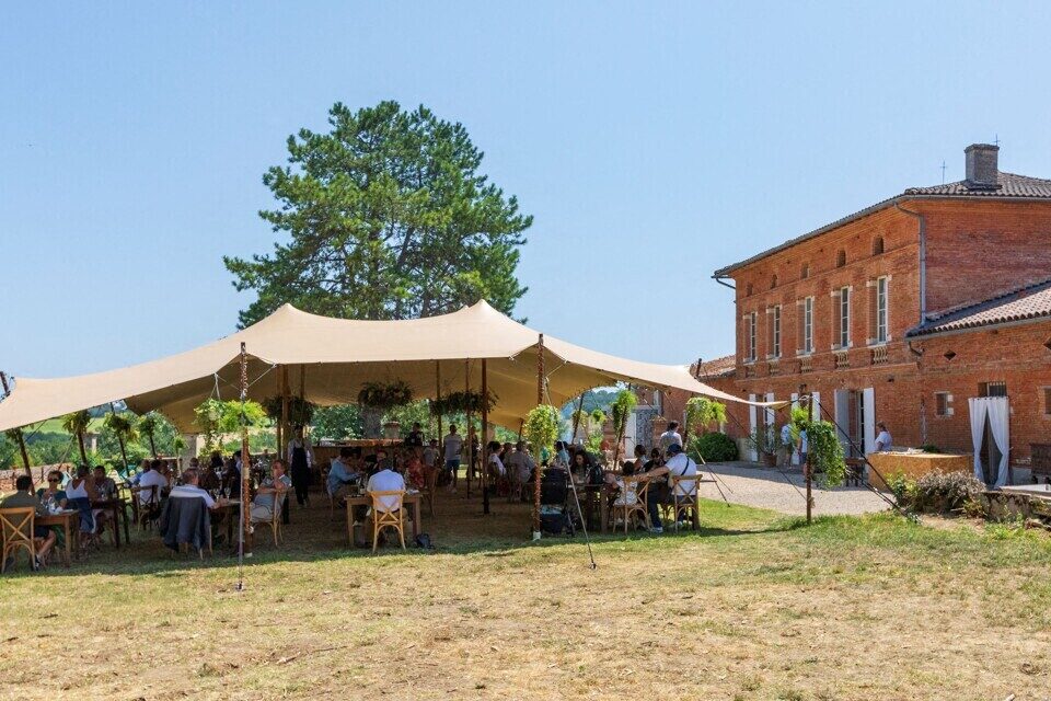 Le restaurant d'été de Pierre Lambinon peut accueillir une centaine de convives. 