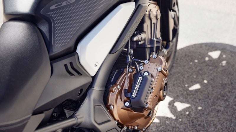 Dommage, l'intégration du module E-Clutch sur le carter droit de la Honda CB650R n'est pas des plus esthétiques.