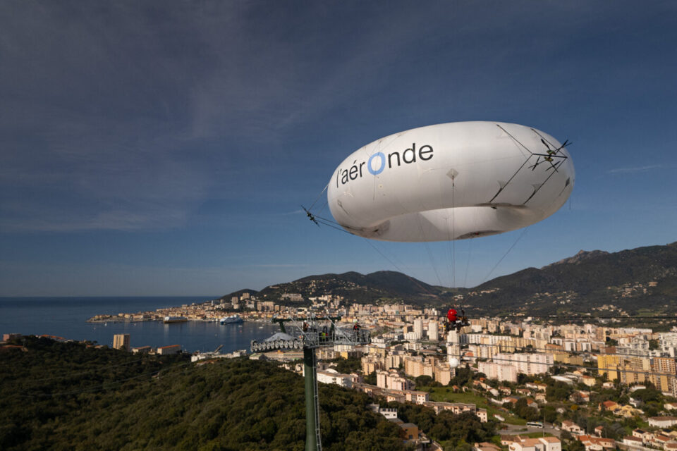 La mission première de l'aérOnde est d'intervenir sur des missions aériennes pour le compte d'entreprises, de chercheurs ou de collectivités. Ici, à Ajaccio, sur un projet de transport par câble.