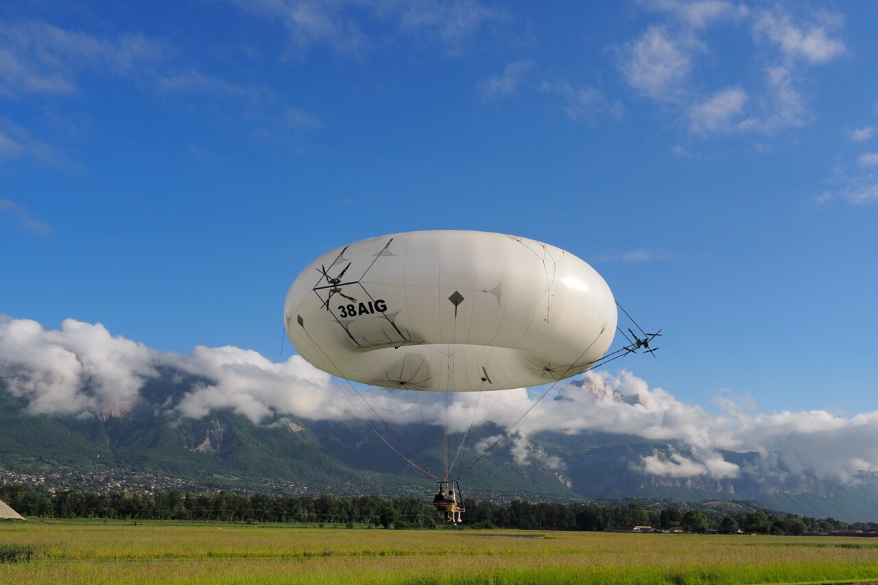 Près de Grenoble. C'est quoi ce drôle d'engin volant en forme de donut vu dans le ciel ?