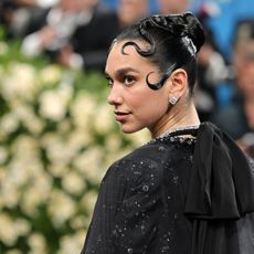La chanteuse britannique Dua Lipa lors du Met Gala 2025 à New York.