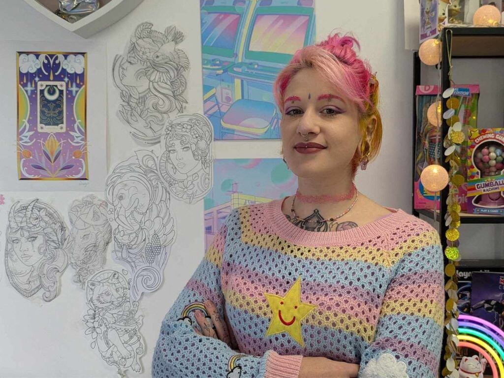Avec son univers coloré, cette artiste de Bordeaux recouvre les tatouages ratés dans l'émission Tattoo Cover