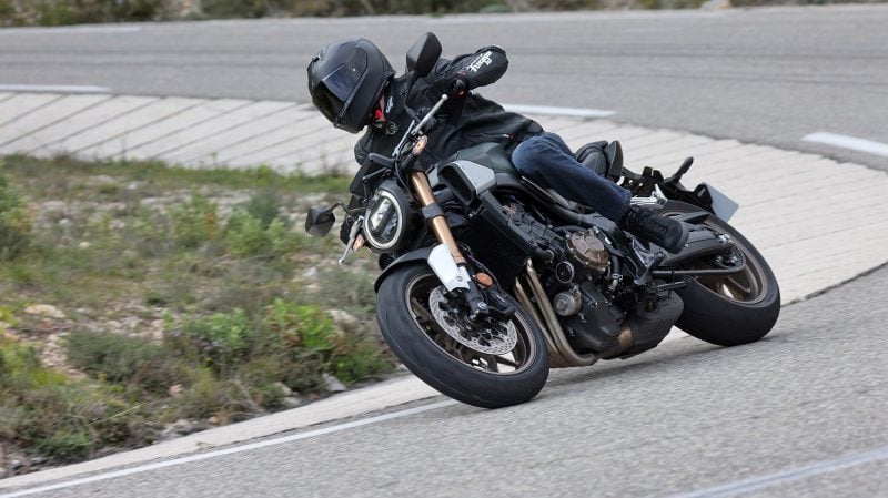 E-Clutch ou pas, le moteur de la Honda CB650R est de toute façon très sympa : doux en bas, plein à mi-régime, rageur entre 8 000 et 12 000 trs/min. Le tout sans violence, mais c'est ce qui fait aussi sa polyvalence. 