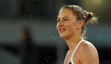 l’Ukrainienne Kostyuk serre la main de la Russe Kasatkina au tournoi de Rome