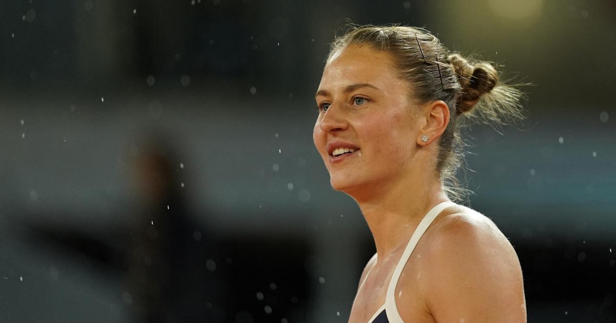 l’Ukrainienne Kostyuk serre la main de la Russe Kasatkina au tournoi de Rome