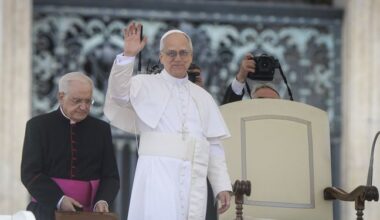 La paix pourrait se négocier au Vatican, Macron accusé de « haine »