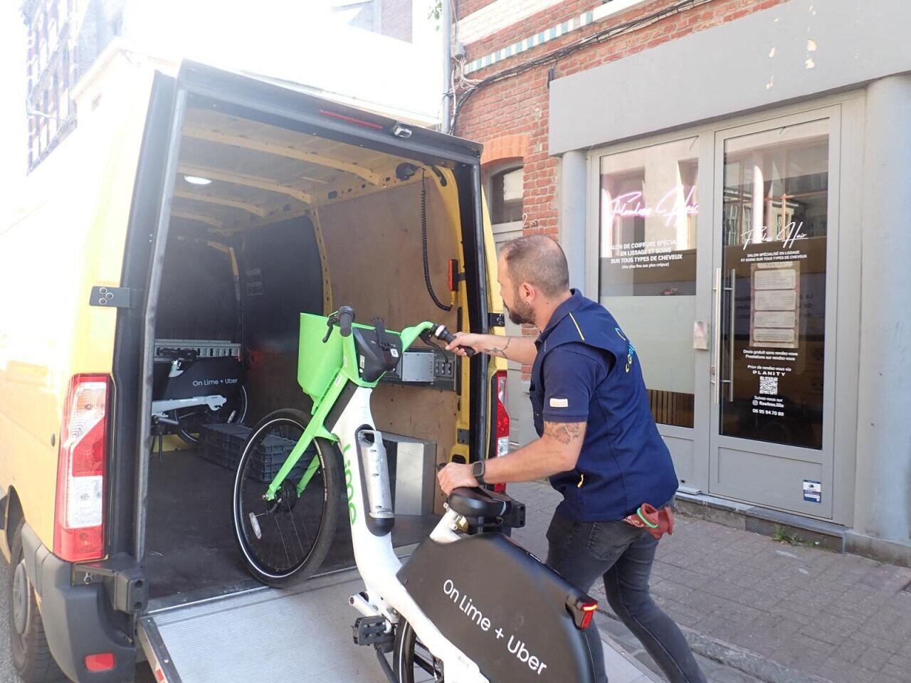 La Poste assiste Lime dans la gestion de ses trottinettes et vélos partagés
