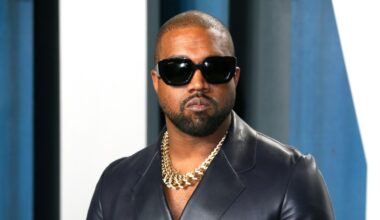 Le rappeur américain Kanye West sur le tapis rouge de la fête des Oscars du magazine Vanity Fair, le 9 février 2020 à Beverly Hills, en Californie (JEAN-BAPTISTE LACROIX)