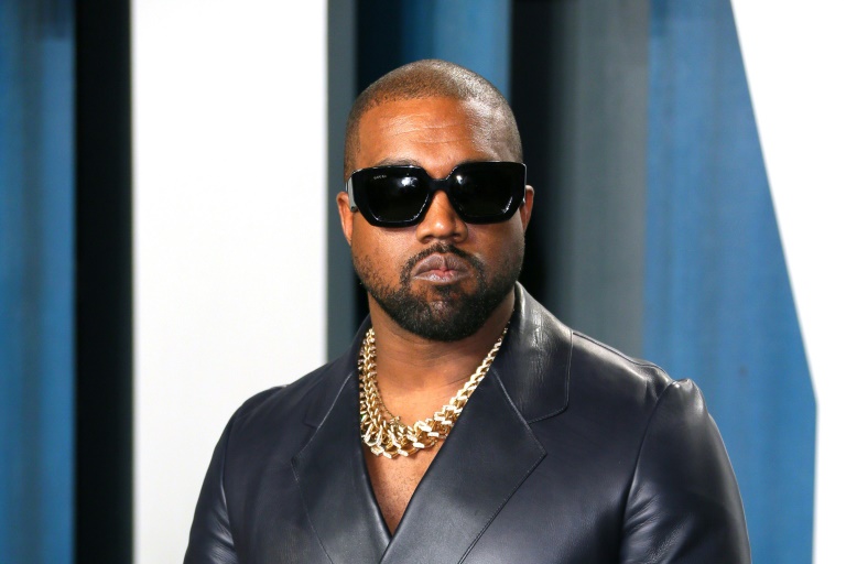 Le rappeur américain Kanye West sur le tapis rouge de la fête des Oscars du magazine Vanity Fair, le 9 février 2020 à Beverly Hills, en Californie (JEAN-BAPTISTE LACROIX)