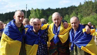 Cette photo prise et diffusée par le Quartier général de coordination pour le traitement des prisonniers de guerre le 23 mai 2025 montre des prisonniers de guerre ukrainiens posant pour des photos après leur libération. 