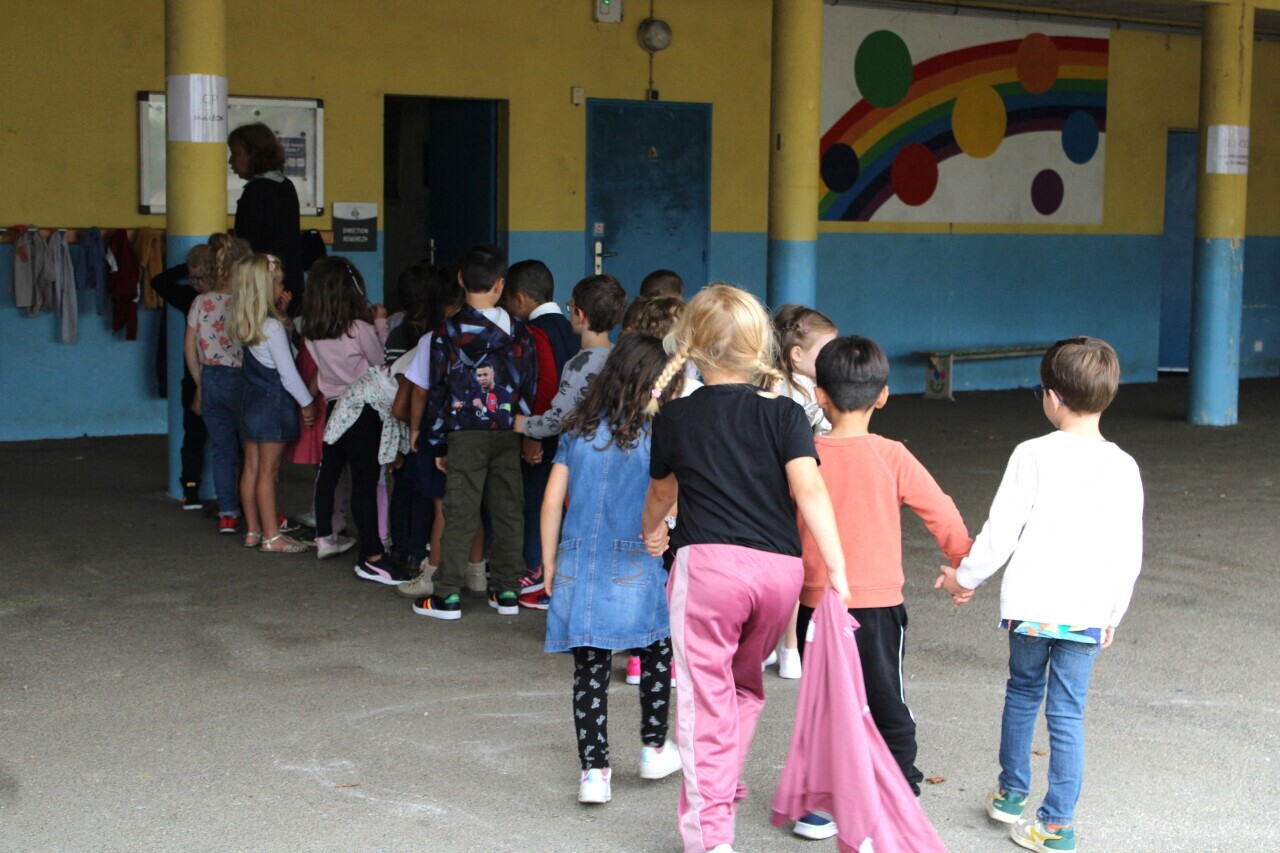 les enfants doivent-ils tous retourner à l'école le mercredi ?