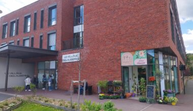 Dans cet Ehpad près de Rouen, on trouve une « place du village » avec de vrais commerces !