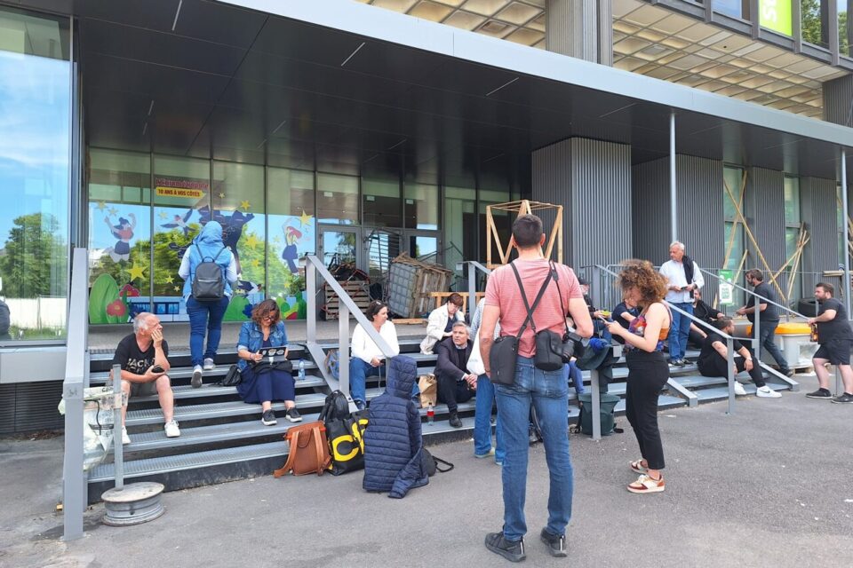 Assis sur les marches du centre administratif, des élus d'opposition ont passé une parte de la journée en compagnie des forains.