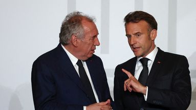 Le président Emmanuel Macron échange avec son Premier ministre François Bayrou à l'Élysée, le 15 avril 2025.