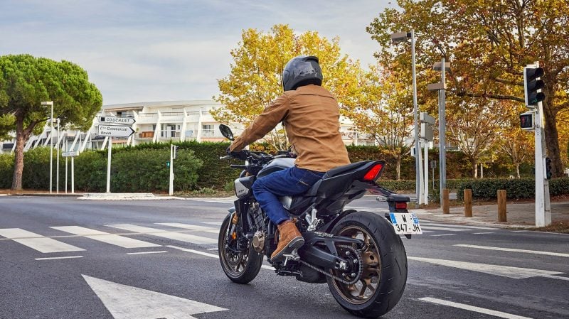En étant grossier, avec la Honda CB650R E-Clutch on peut même s'arrêter ou repartir d'un feu sur le troisième rapport sans se poser la moindre question. 