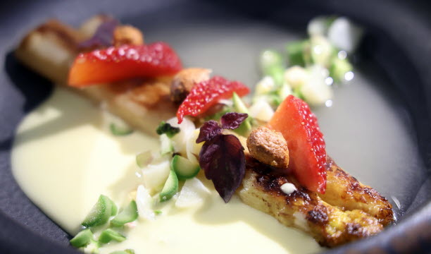 Entrée autour de l’asperge d’Alsace et du sureau.   Photo Laurent Réa
