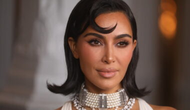 Kim Kardashian arrive à Paris pour le procès de ses braqueurs