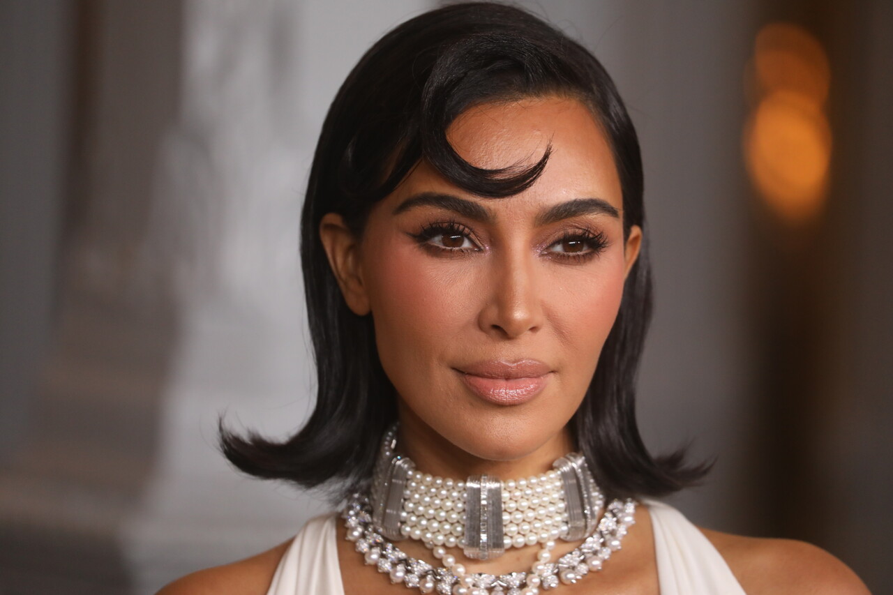 Kim Kardashian arrive à Paris pour le procès de ses braqueurs