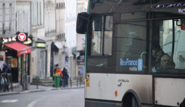 sa jupe est trop courte, le conducteur de bus RATP l'empêche de monter à bord
