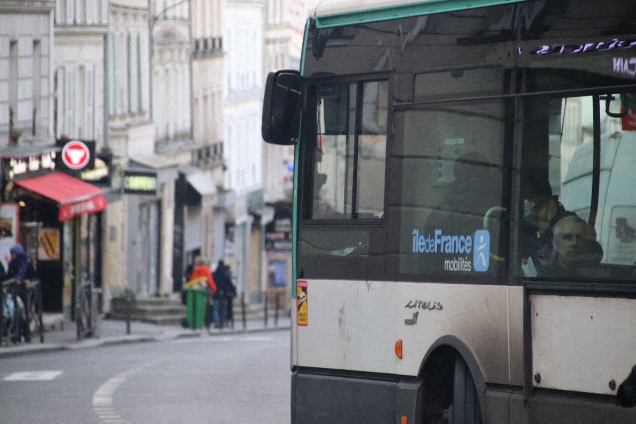 sa jupe est trop courte, le conducteur de bus RATP l'empêche de monter à bord