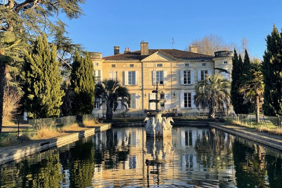 Le chateau est situé à Saint-André-de-Cubzac en Gironde.