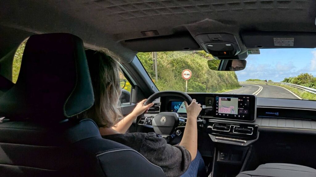 Au volant de la nouvelle Renault 4 // Source : JB Passieux - Frandroid