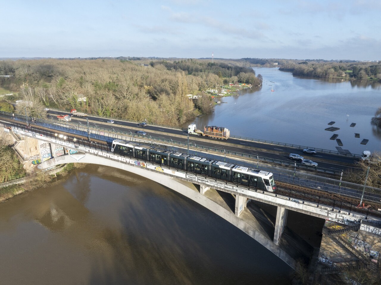 le tramway franchit l'Erdre et le périphérique, une première