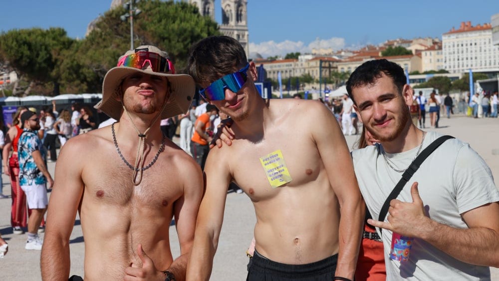 Les festivaliers ont investi le J4 dans le milieu d'après-midi, pour un événement mêlant concerts et tables rondes sur les jeunes et l'information.
