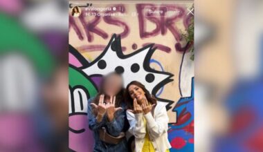 à Marseille, la star prend la pose en faisant le signe de Jul