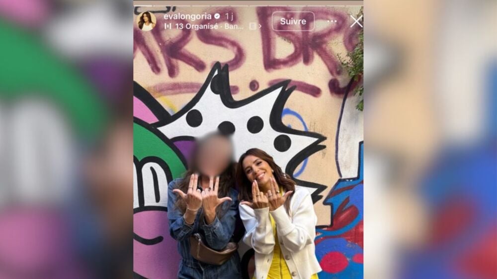 à Marseille, la star prend la pose en faisant le signe de Jul