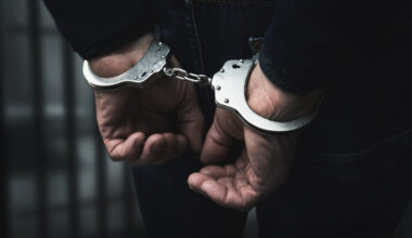 Rouen. Complètement ivre, il frappe un homme après avoir « caressé les cheveux d'une femme »