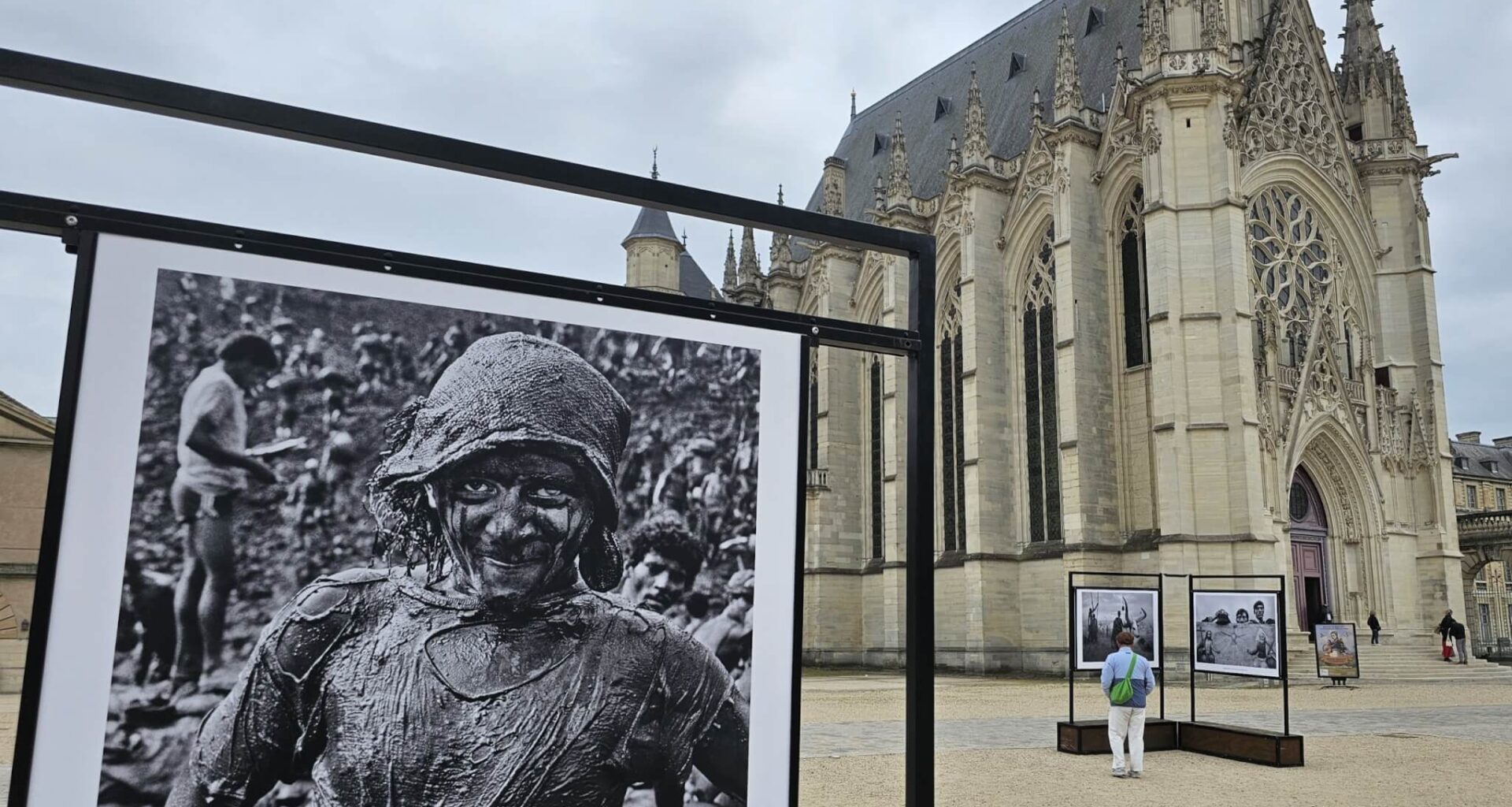 Expo photo : les puissants clichés de Sebastião Salgado dans la cour du château de Vincennes
