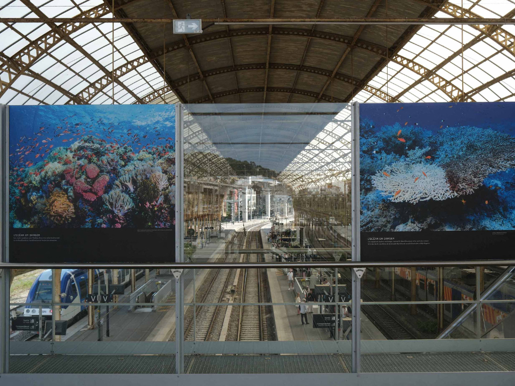 C'est quoi ces immenses photos affichées à la gare SNCF de Nice