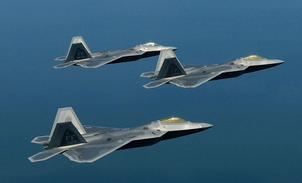 Après le F-47, M. Trump évoque les programmes d'avions de combat F-55 et F-22 "Super Raptor"