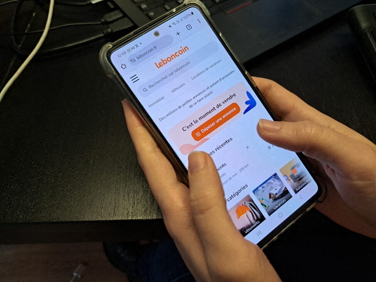 il mène (et réussit) son enquête