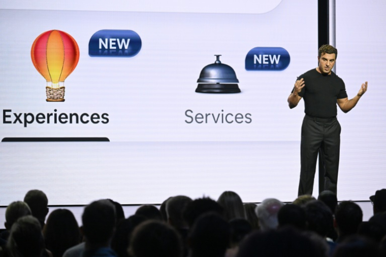 Brian Chesky, cofondateur et patron de Airbnb, présente le nouvelle offre de services à domicile de la plateforme, le 12 mai 2025 à Los Angeles ( AFP / Patrick T. Fallon )