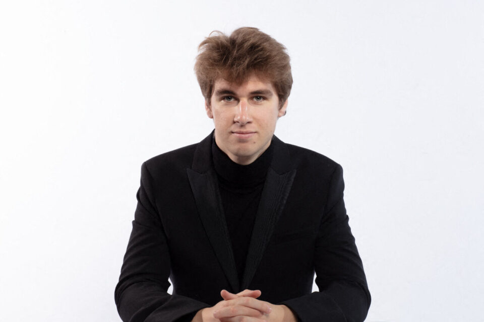 Le jeune maestro français, Swann Van Rechem, dirigera l'orchestre de l'opéra Rouen Normandie lors du concert du 25 mai 2025 à Vandrimare (Eure).
