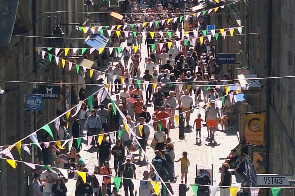 La rue Saint-Vincent pavoisée aux couleurs du Tour de France qui s'élancera de Saint-Malo le 11 juillet prochain.