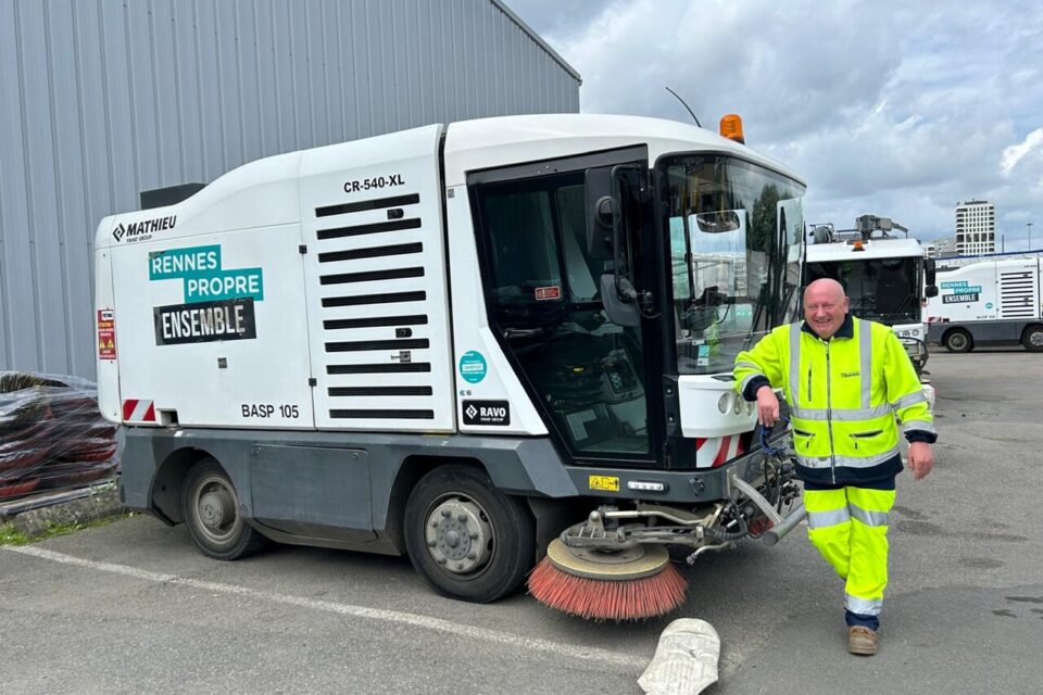 Fabrice, agent de propreté de la ville de Rennes, nous montre une des laveuses utilisée pour nettoyer la ville.
