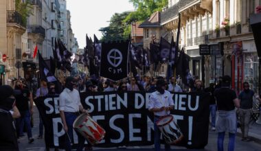 VIDEO. Vêtus de noir et le visage masqué, plusieurs centaines de militants d'ultradroite défilent dans Paris