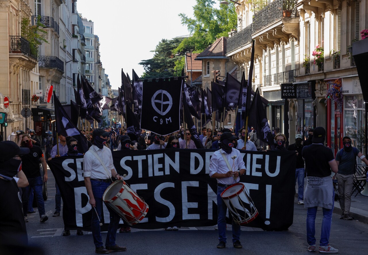 VIDEO. Vêtus de noir et le visage masqué, plusieurs centaines de militants d'ultradroite défilent dans Paris